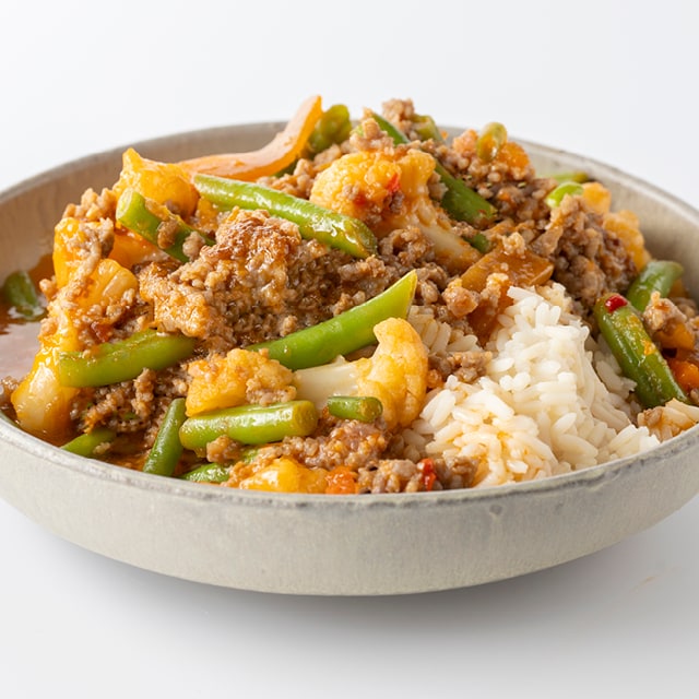 Ragoût aigre-doux avec du haché, du chou-fleur et des haricots verts